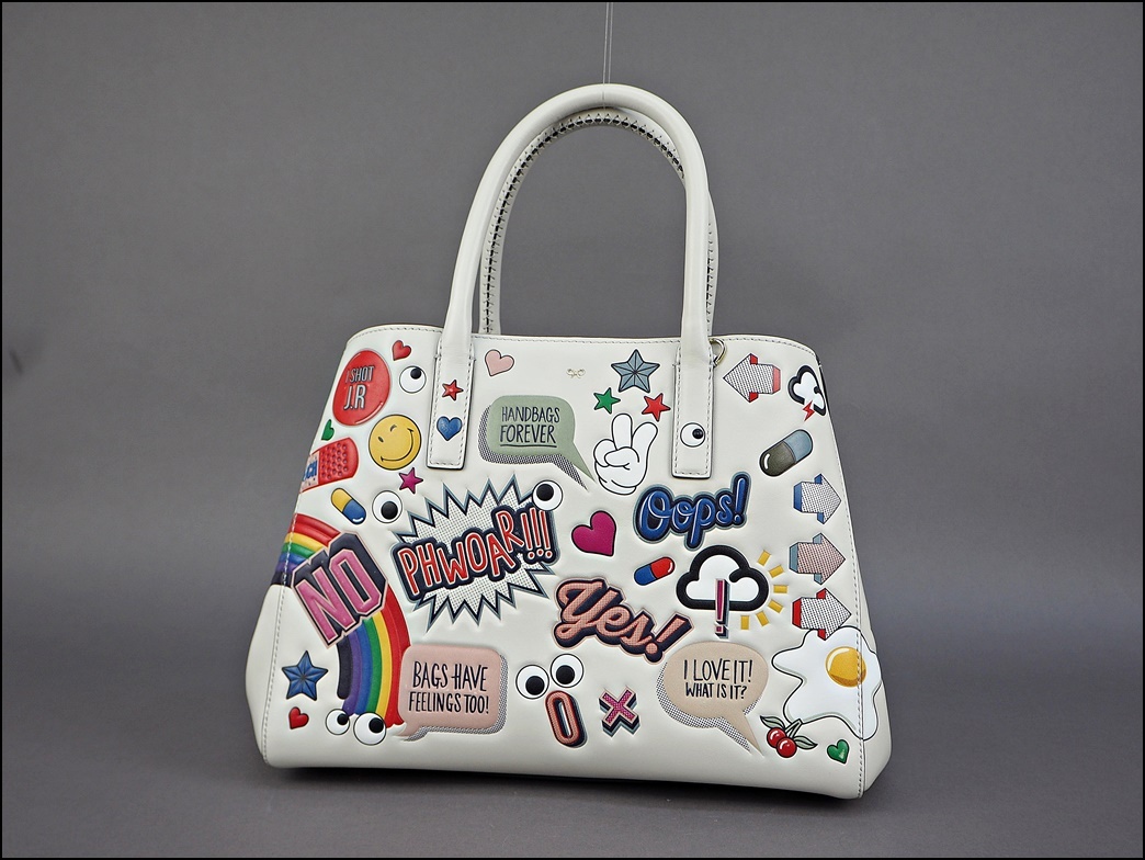 ANYA HINDMARCH アニヤハインドマーチ イープリー・スモール・フェザーウェイト オールオーバー ステッカーズ トートバッグ:  UPRISEスタッフブログ